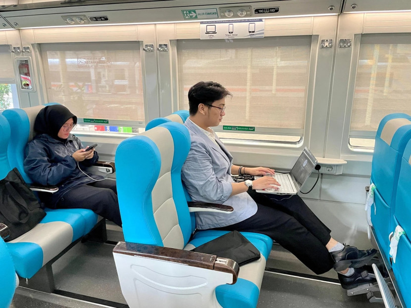 Ilustrasi. Penggunaan stop kontak di kereta api hanya untuk mengisi daya gawai seperti handphone, tablet, atau laptop.