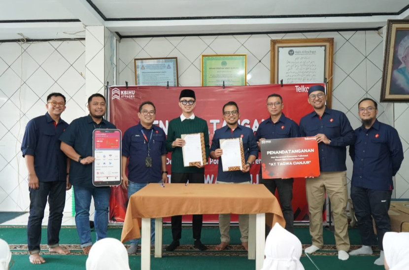 Penandatanganan MoU antara General Manager Consumer Business Region Jawa Barat Telkomsel Erwin Tandra Saragih serta Ketua KBIHU Attaqwa Fahru Rozi Ramdhan/Dok