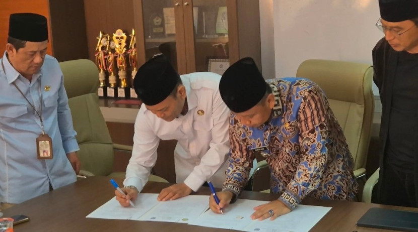 Wali Kota Depok, Supian Suri menandatangani MoU dengan Kepala Kantor Kemenag Kota Depok, Enjat Mujiat. (Foto: Dok Diskominfo Kota Depok)