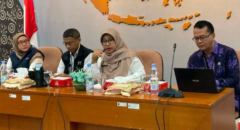 Pj Sekda Kota Depok, Nina Suzana (tengah) saat menyampaikan inflasi di Kota Depok terkendali. (Foto: Dok Diskominfo Kota Depok)