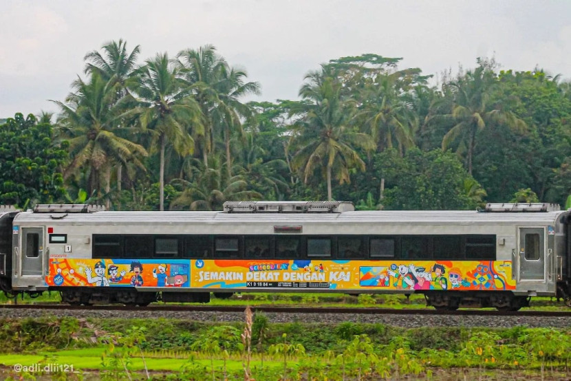 Penempatan livery dilakukan pada lokomotif, bodi eksterior, hingga bordes kereta, menjadikannya pemandangan yang menarik. (Foto: Humas PT KAI