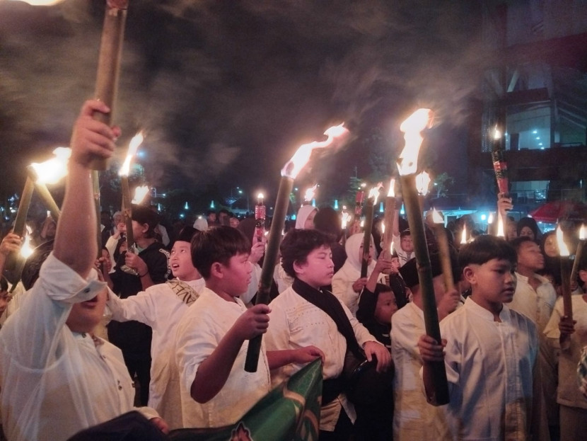 Pawai obor warga dalam menyambut tahun baru Islam di Lapang Merdeka, Kota. Sukabumi, Kamis (26/6/2025) malam.