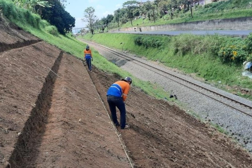 PT Kereta Api Indonesia (KAI) terus menanamkan komitmennya terhadap keberlanjutan lingkungan melalui aksi nyata yang merespons langsung kondisi di lapangan. (Foto: Humas PT KAI)