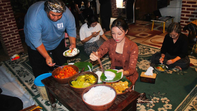 Komoenitas Makara berkumpul di kawasan Tanah Baru, Beji, Depok, pada malam 1 Suro atau 1 Muharam, yang menandai pergantian tahun Hijriyah, Kamis malam 26 Juni 2025. (Foto: Dok Komoenitas Makara) 