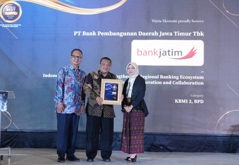 Bank Jatim Terima penghargaan dari Warta Ekonomi