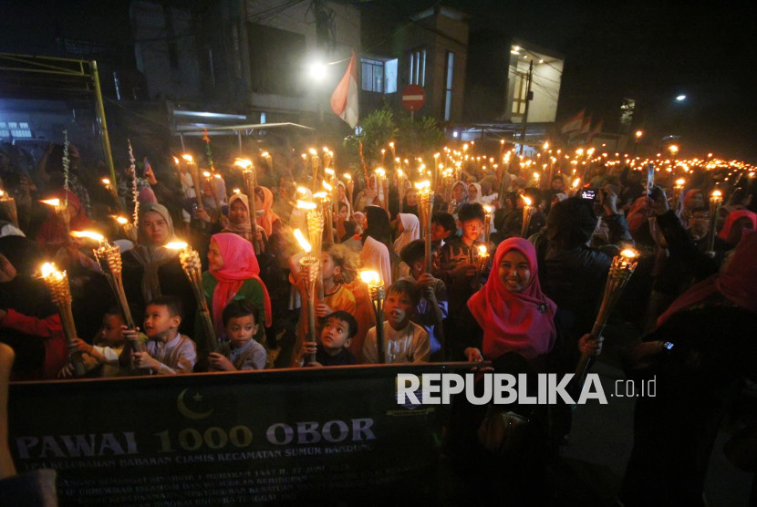 'Pawai 1000 Obor' menyambut Tahun Baru Islam 1 Muharam 1447 H di Kelurahan Babakan Ciamis, Kecamatan Sumur Bandung, Kota Bandung, Kamis (27/6/2025). Foto: Edi Yusuf