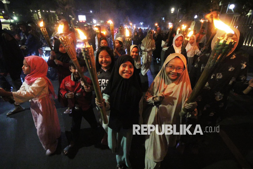 'Pawai 1000 Obor' dalam rangka menyambut Tahun Baru Islam 1 Muharam 1447 H di Kelurahan Babakan Ciamis, Kecamatan Sumur Bandung, Kota Bandung, Kamis (27/6/2025) malam. Foto: Edi Yusuf