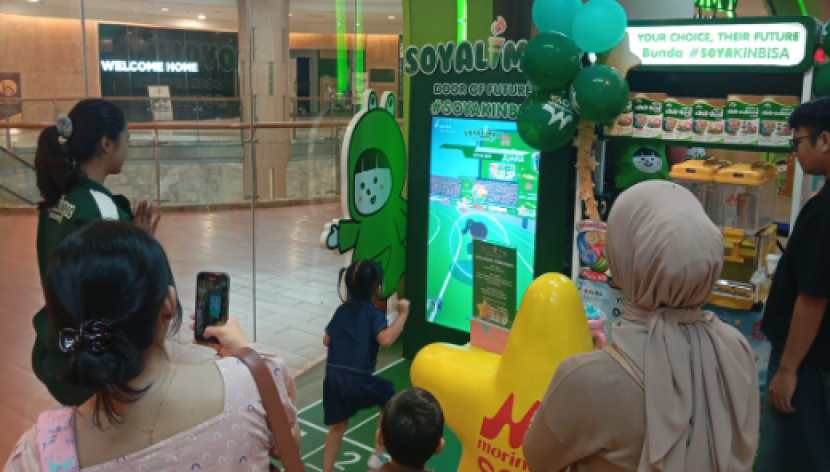 Anak-anak diajak untuk mengikuti permainan lari interaktif berbasis sensor gerak dok Kalbe