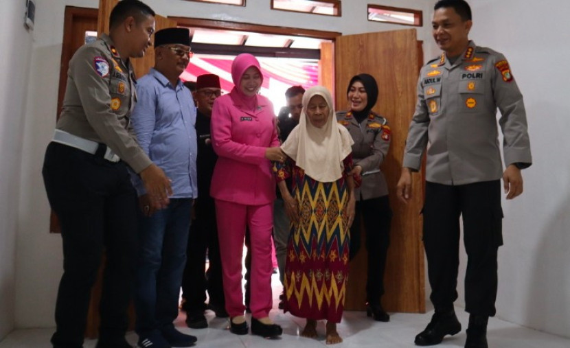 Kapolres Depok, Kombes Pol Abdul Waras meresmikan bedah rumah di Kelurahan Duren Mekar, Kecamatan Bojongsari, Kota Depok. (Foto: Dok Polrestro Depok)