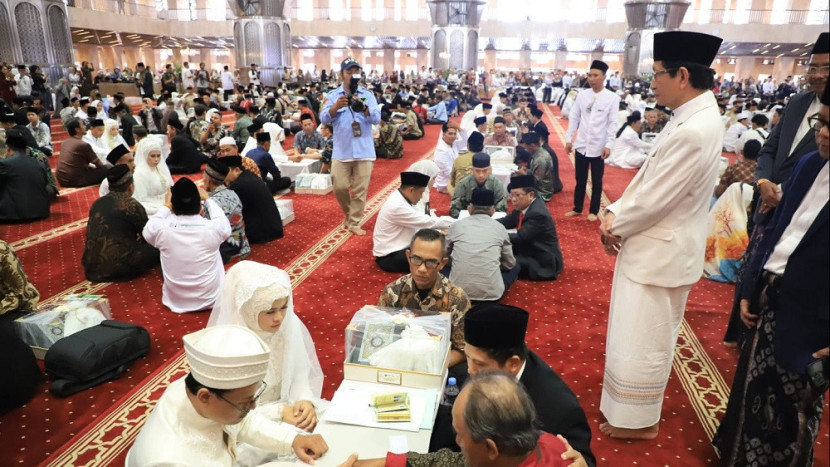 Menteri Agama Nasaruddin menjadi saksi dalam pernikahan massal itu. (Kemenag)