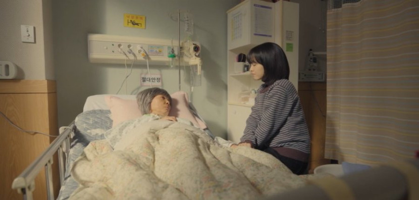 Park Bo-young bersama ibunda di rumah sakit (Foto: tvN)