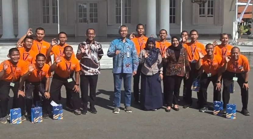 Kepala Disnaker Kota Depok, Sidik Mulyono (tengah) bersama Peserta Magang Luar Negeri ke Jepang di Gedung Bale Jaya Dewata Kota Cirebon, Kamis (26/05/2026).(Foto: Dok Diskominfo Kota Depok)