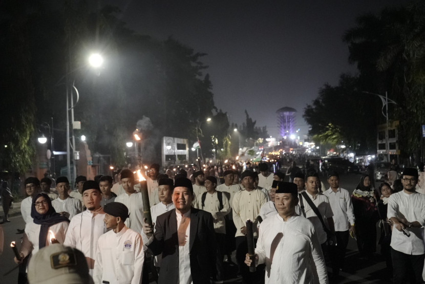 Pawai obor menyambut tahun baru Islam 1447 Hijriah di Kota Cilegon. Foto: Diskominfo Kota Cilegon