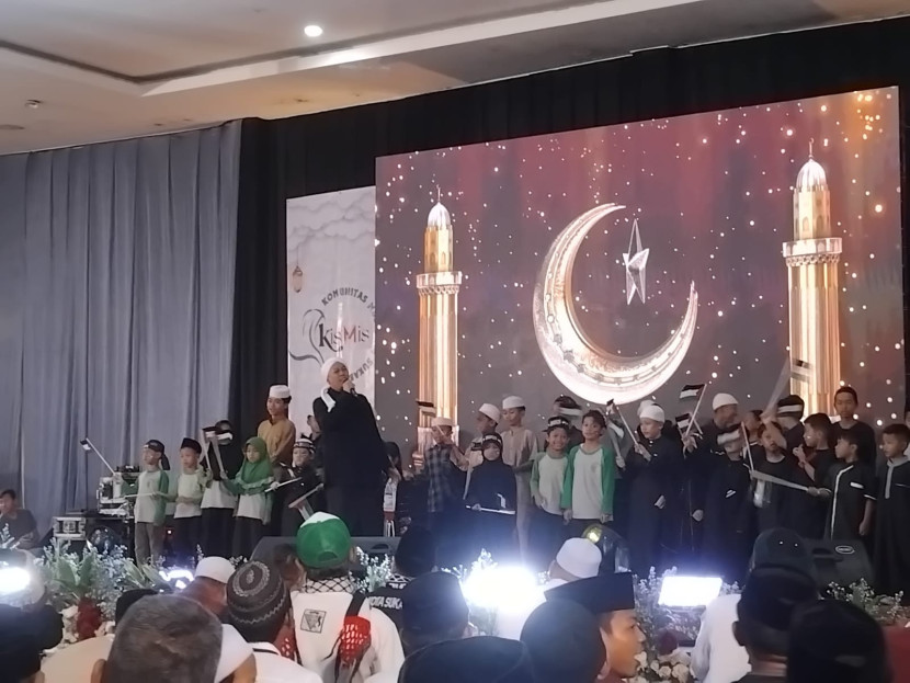 Artis Opick Tombo Ati dalam momen Safari Dakwah Cinta, cahaya iman untuk Palestina di Gedung Hj Kusmiati Kelurahan Jayamekar, Kecamatan Baros, Kota Sukabumi Sabtu (28/6/2025).