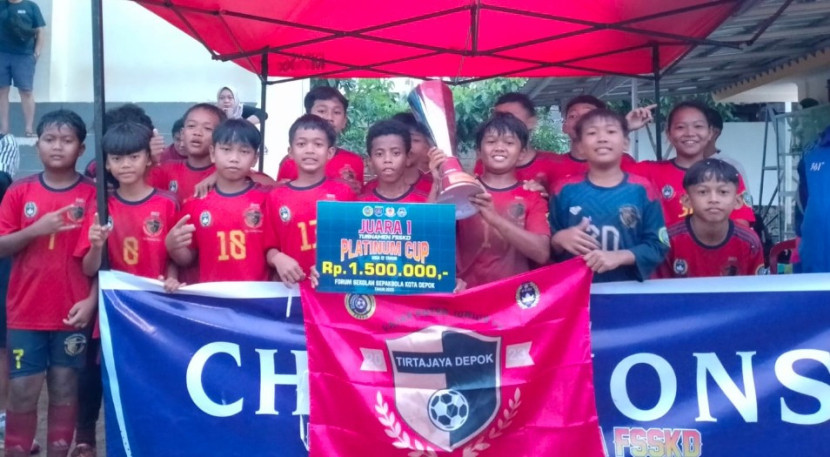 SSB Fajar Putra Junior 04 berhasil naik podium, meraih Juara I, kelompok usia 12 tahun di Turnamen Platinum CUP Depok. (Foto: Dok SSB Fajar Putra Junior 04)