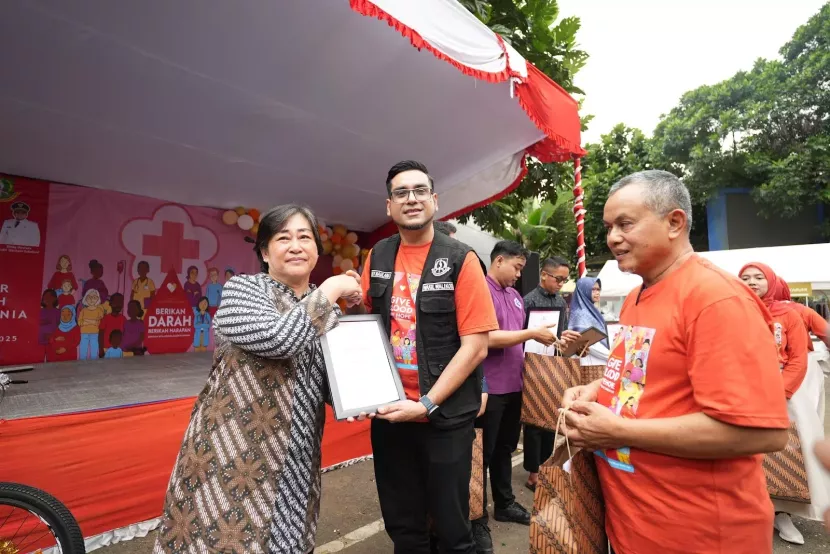Apresiasi kepada para pendonor daeah dalam puncak HDDS tahun 2025 yang diselenggarakan di halaman Kantor Dinas Perhubungan Kota Sukabumi, Sabtu (28/6/2025).