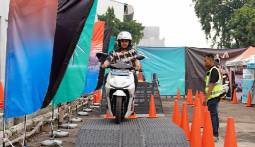Tampak pengunjung sedang melakukan test ride dok ALVA