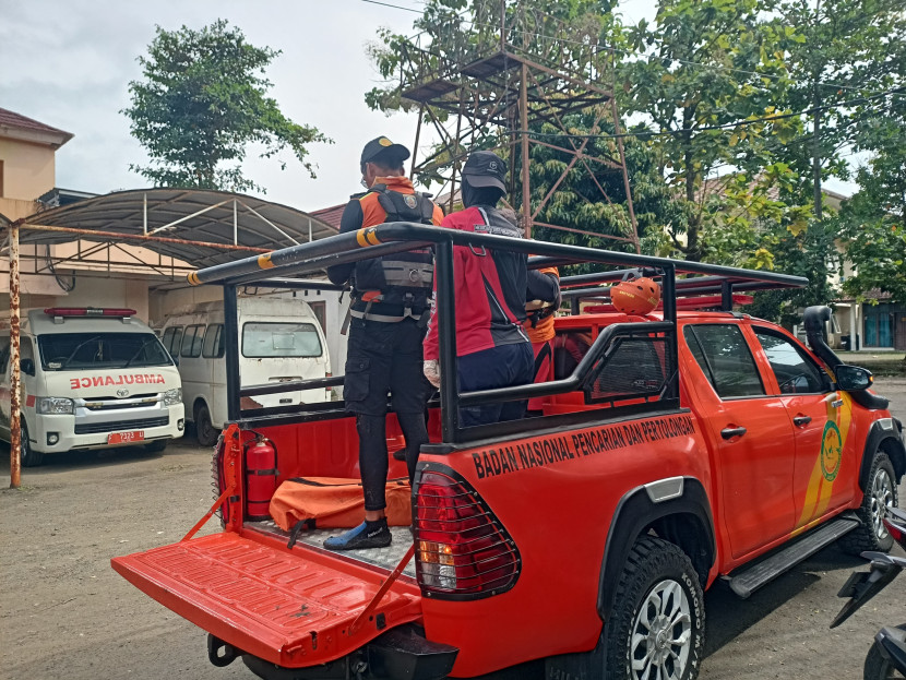 Petugas Tim SAR gabungan mengevakuasi korban tenggelam di Pantai Sunset, Desa Karangpapak, Kecamatan Cisolok, Kabupaten Sukabumi, Jawa Barat, Ahad (29/6/2025). Dok Kantor Pos SAR Jakarta