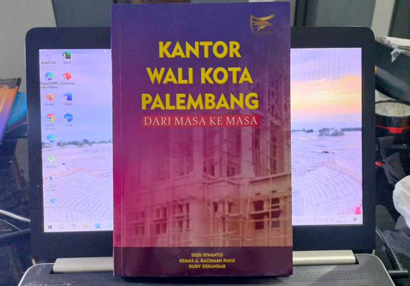 Buku "Kantor Wali Kota Palembang dari Masa ke Masa" yang baru diluncurkan. (FOTO: Maspril Aries)
