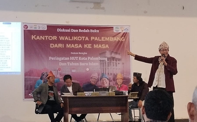 Para pembicara dan moderator diskusi dan bedah buku. (FOTO: Maspril Aries)