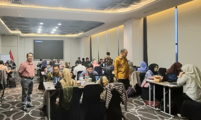 Tim Bakat Skolastik UIN Surabaya sedang bertugas memfasilitasi peserta dalam test online. (dok).