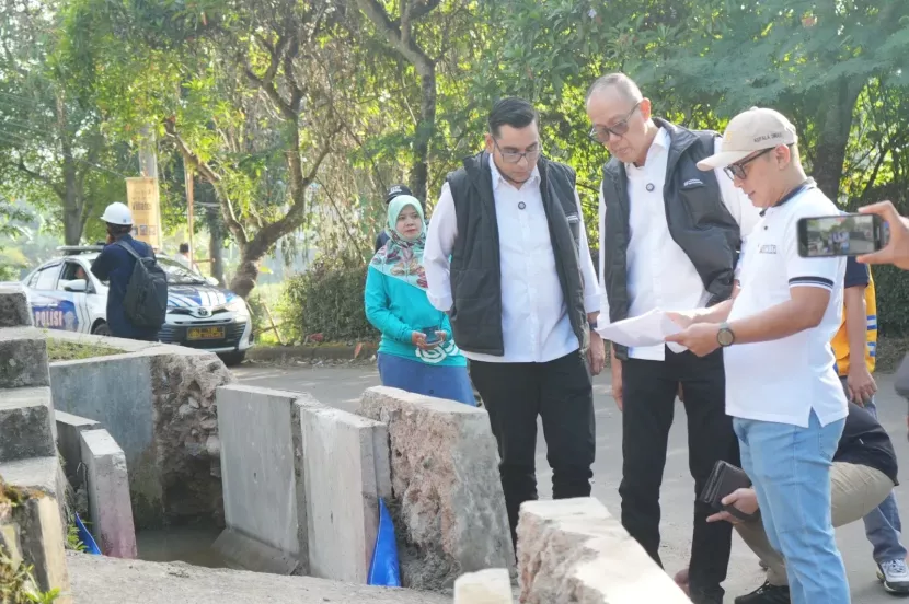 Wali Kota Sukabumi Ayep Zaki saat bersama Wakil Wali Kota Bobby Maulana, melakukan peninjauan langsung terhadap sejumlah titik infrastruktur di wilayah Kota Sukabumi, Sabtu (29/6/2025).