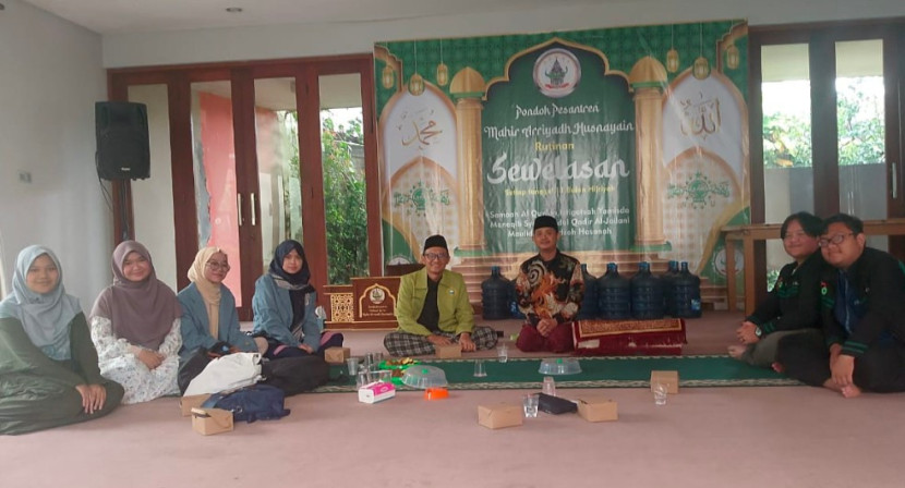 Pengurus JQH NU Depok bersama calon peserta Musabaqah Tilawatil Qur’an Nasional (MTQN) Gundarma. (Foto: Dok JQH NU Depok) 