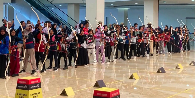 Para peserta saat unjuk kemampuan di Kejuaraan Panahan Three Pillar Archery yang digelar di Mal Cinere Bellevue, Kota Depok, 28–29 Juni 2025. (Foto: Dok Diskominfo Kota Depok)