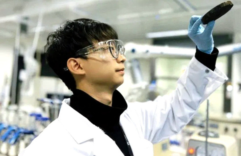 Penulis pertama Xiaojun Ren memegang aerogel graphene oxide/University of New South Wales.