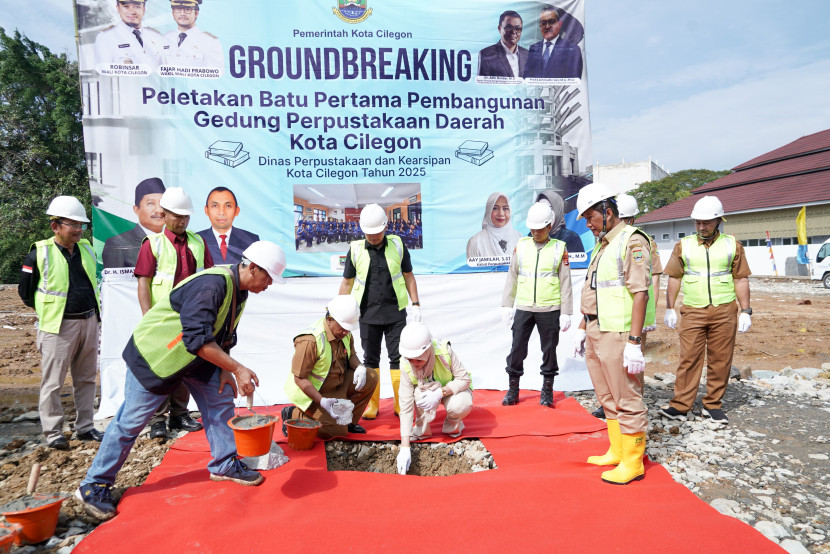 Peletakan batu pertama pembangunan Gedung Perpustakaan Daerah Kota Cilegon, Senin, 30 Juni 2025. Foto: Diskominfo Kota Cilegon