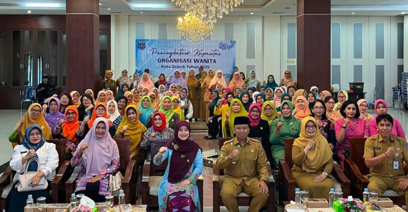 Wali Kota Depok, Supian Suri didampingi Cing Ikah dan DP3AP2KB Kota Depok bersama seluruh Ketua Organisasi Wanita di Kota Depok saat acara di Balai Kota Depok, Senin (30/06/2025). (Foto: Dok Diskominfo Kota Depok)