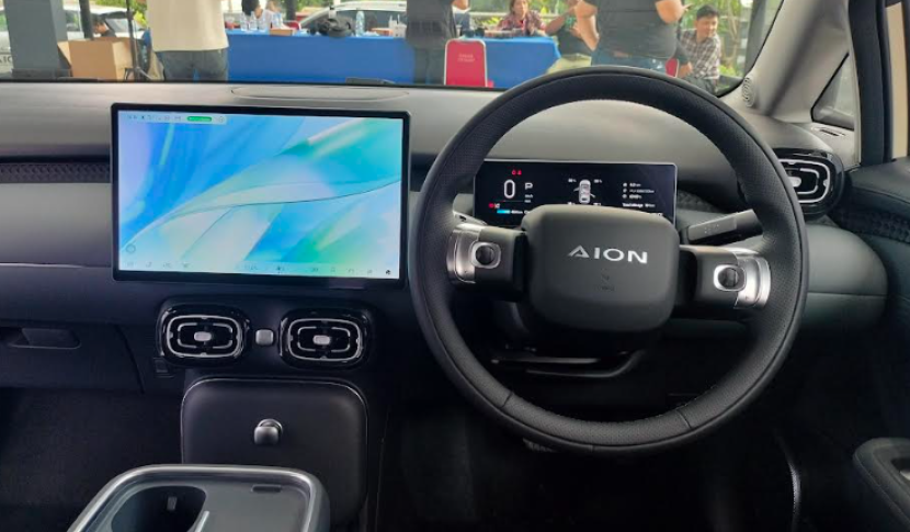 Interior Aion UT yang bergaya simpel namun fungsional dengan layar sentuh 14.6 inci dok Motoresto.id