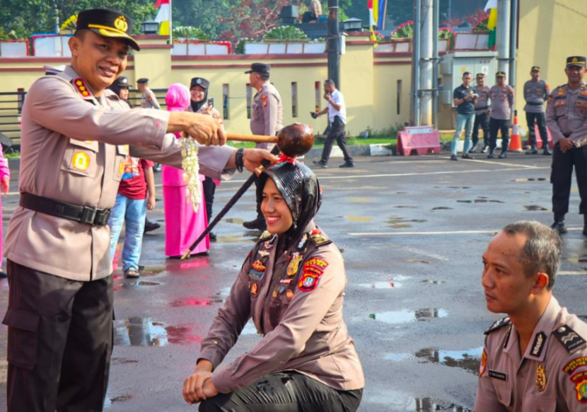 Sombolis prosesi kenaikan pangkat di Polrestro Depok. (Foto: Dok Humas Polrestro Depok)