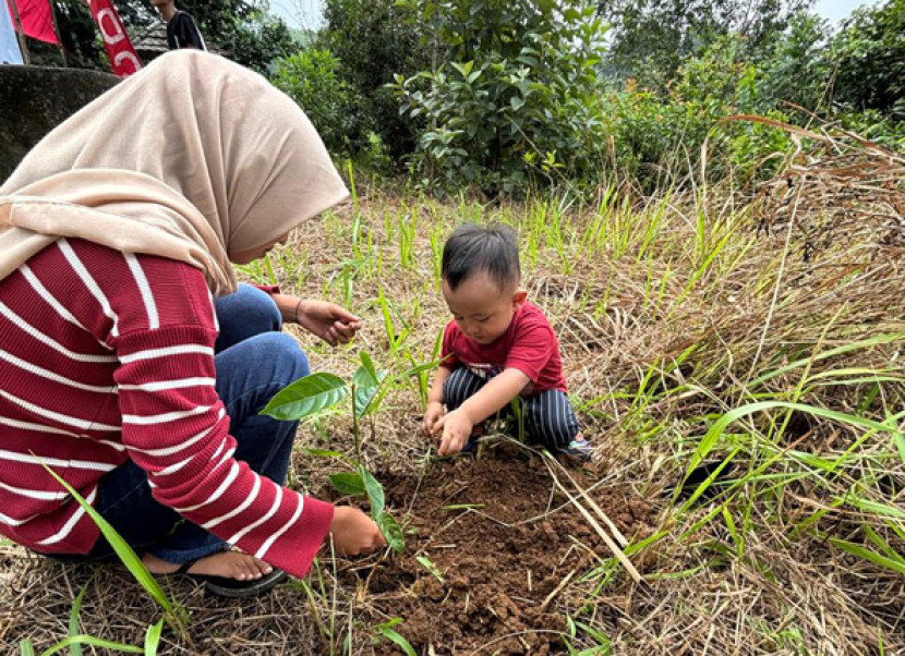 Aksi menanam pohon oleh Himpala Dharmapala Chakti bersama masyarakat di TWA Serelo, Lahat. (Dok. HDC)