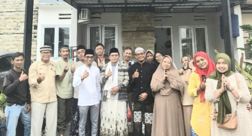 Bersama jamaah MT. Qurrata A'yun berfoto bersama seusai pengajian.