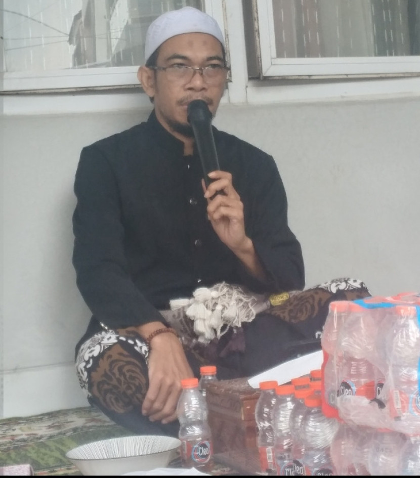 Ustadz H. Syahruddin El Fikri. 
