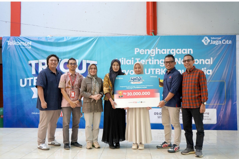 Telkomsel memberikan apresiasi kepada Ainnaya Alfia Putri, sebagai pemenang Top Scorer asal SMA Telkom Bandung