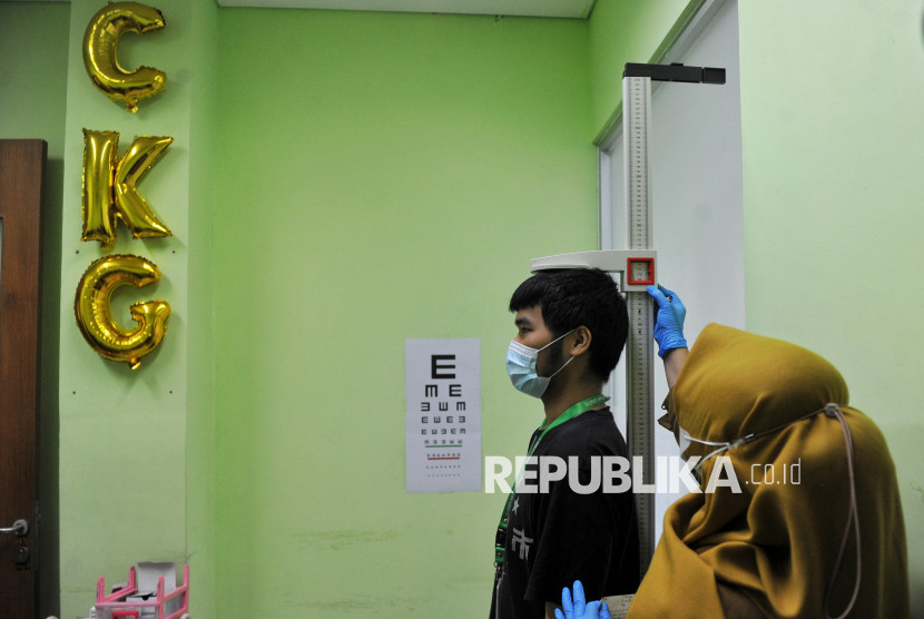 Warga melakukan cek kesehataan gratis (CKG) (ilustrasi). Provinsi Jawa Tengah mencatat capaian tertinggi CKG. Gambar: Republika