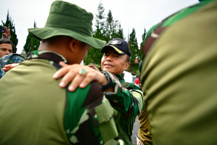 Sekda Jabar Herman Suryatman menghadiri upacara penutupan Pendidikan Karakter Gapura Panca Waluya Sekolah Kebangsaan Jawa Barat Istimewa Angkatan ke-II, di Depo Pendidikan (Dodik) Bela Negara, Rindam III/Siliwangi, Kabupaten Bandung Barat, Ahad (29/06/2025). Foto: Humas Jabar