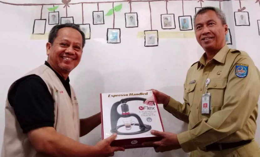Disnaker Depok Serahkan Bantuan Alat Pembuat Kopi ke Rumah Autis