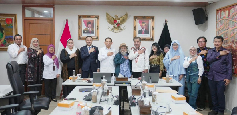 Menteri Kebudayaan, Fadli Zon menerima kedatangan Panitia Pencanangan Hari Puisi Indonesia 2025. (Foto: Dok YHP) 