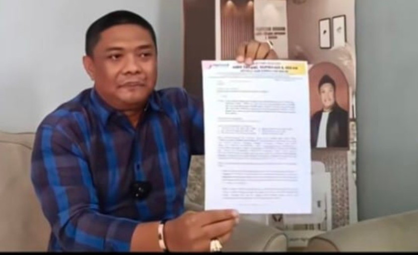 Peengacara Andi Tatang sedang menunjukan laporan ke KY dan Kementerian ATR. (Foto: Dok RUZKA INDONESIA)