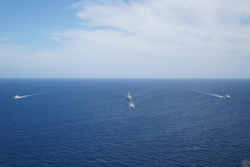 Momen Kapal Perang TNI AL dan Amerika laksanakan Farewell Pass bersama di perairan Madura. Foto: Laman resmi TNI