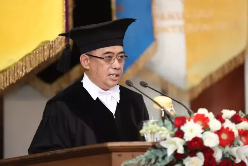 dosen Departemen Matematika Fakultas Matematika dan Ilmu Pengetahuan Alam (FMIPA) Universitas Gadjah Mada Prof. Dr. Fajar Adi Kusumo