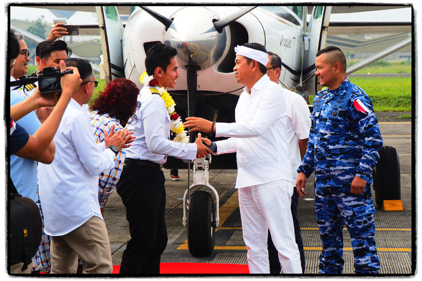 Gubernur Jawa Barat Dedi Mulyadi, dan CEO Susi Ari Susi Pudjiastuti dan Danlanud Husein Sastranegara Kol Pnb Alfian  menyambut pilot di sela acara penerbangan perdana rute Bandung-Yogyakarta Susi Air di Bandara Husein Sastranegara, Bandung, Rabu (2/7/2025).KANGJEPRET/YOGIARDHI (Data teknis: Olympus Pen F, Art Mode, Lumix 14-140/3.5-4.5)