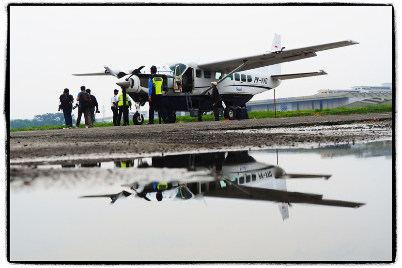 Refleksi pesawat Cessna Grand di sela acara penerbangan perdana rute Bandung-Yogyakarta Susi Air di Bandara Husein Sastranegara, Bandung, Rabu (2/7/2025). KANGJEPRET/YOGIARDHI (Data teknis: Olympus Pen F, Art Mode, Lumix 14-140/3.5-4.5)
