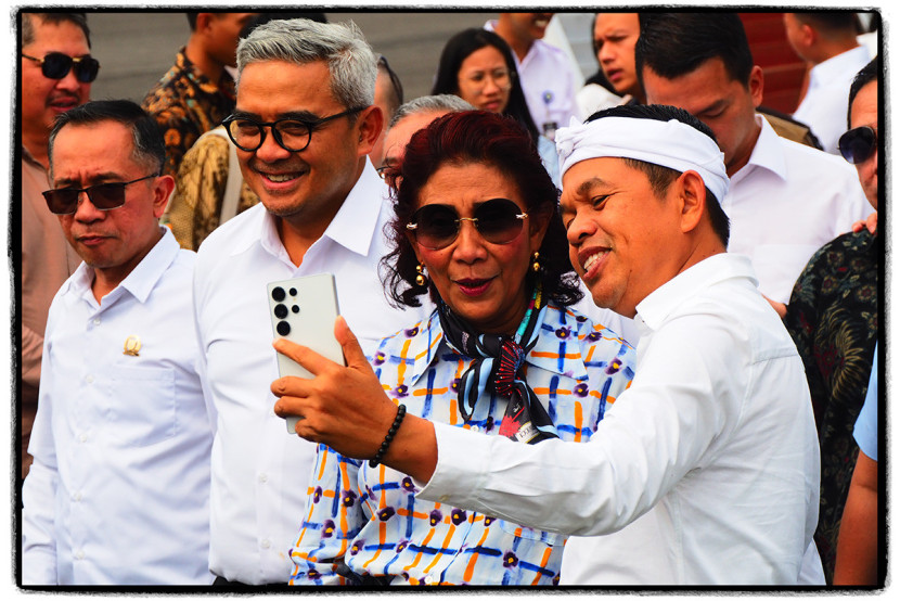 Gubernur Jawa Barat Dedi Mulyadi, CEO Susi Ari Susi Pudjiastuti dan Walikota Bandung M Farhan tengah melakukan video vlogging di sela acara penerbangan perdana rute Bandung-Yogyakarta  Susi Air di Bandara Husein Sastranegara, Bandung, Rabu (2/7/2025). KANGJEPRET/YOGIARDHI (Data teknis: Olympus Pen F, Art Mode, Lumix 14-140/3.5-4.5)