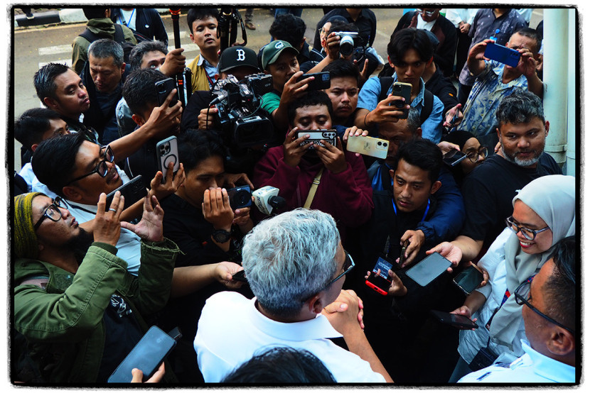Walikota Bandug M Farhan menjawab pertanyaan wartawan usai acara penerbangan perdana rute Bandung-Yogyakarta Susi Air di Bandara Husein Sastranegara, Bandung, Rabu (2/7/2025).  KANGJEPRET/YOGIARDHI (Data teknis: Olympus Pen F, Art Mode, Lumix 14-140/3.5-4.5)