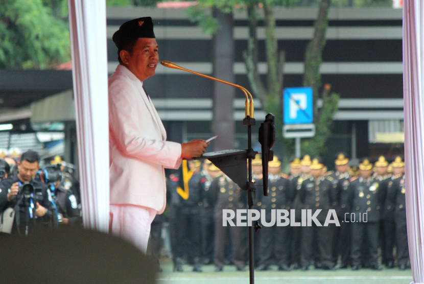 Gubernur Jabar Dedi Mulyadi menyampaikan sambutan saat acara HUT Bhayangkara ke 79 di Mapolda Jabar, Kota Bandung, Selasa (1/7/2025). Edi Yusuf