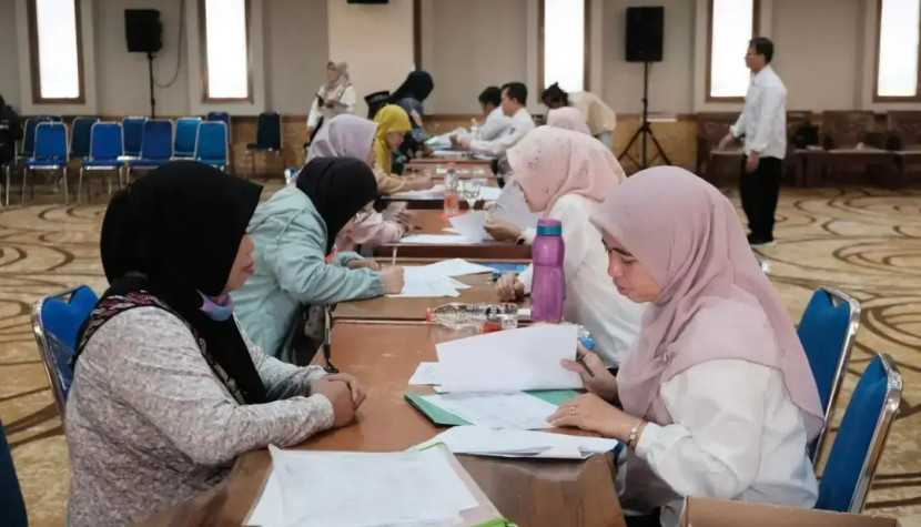 Sejumlah orang tua terlihat atusias mendaftarkan anaknya untuk menjadi peserta didik lewat program RSSG. (Foto: Dok Diskominfo Kota Depok) 